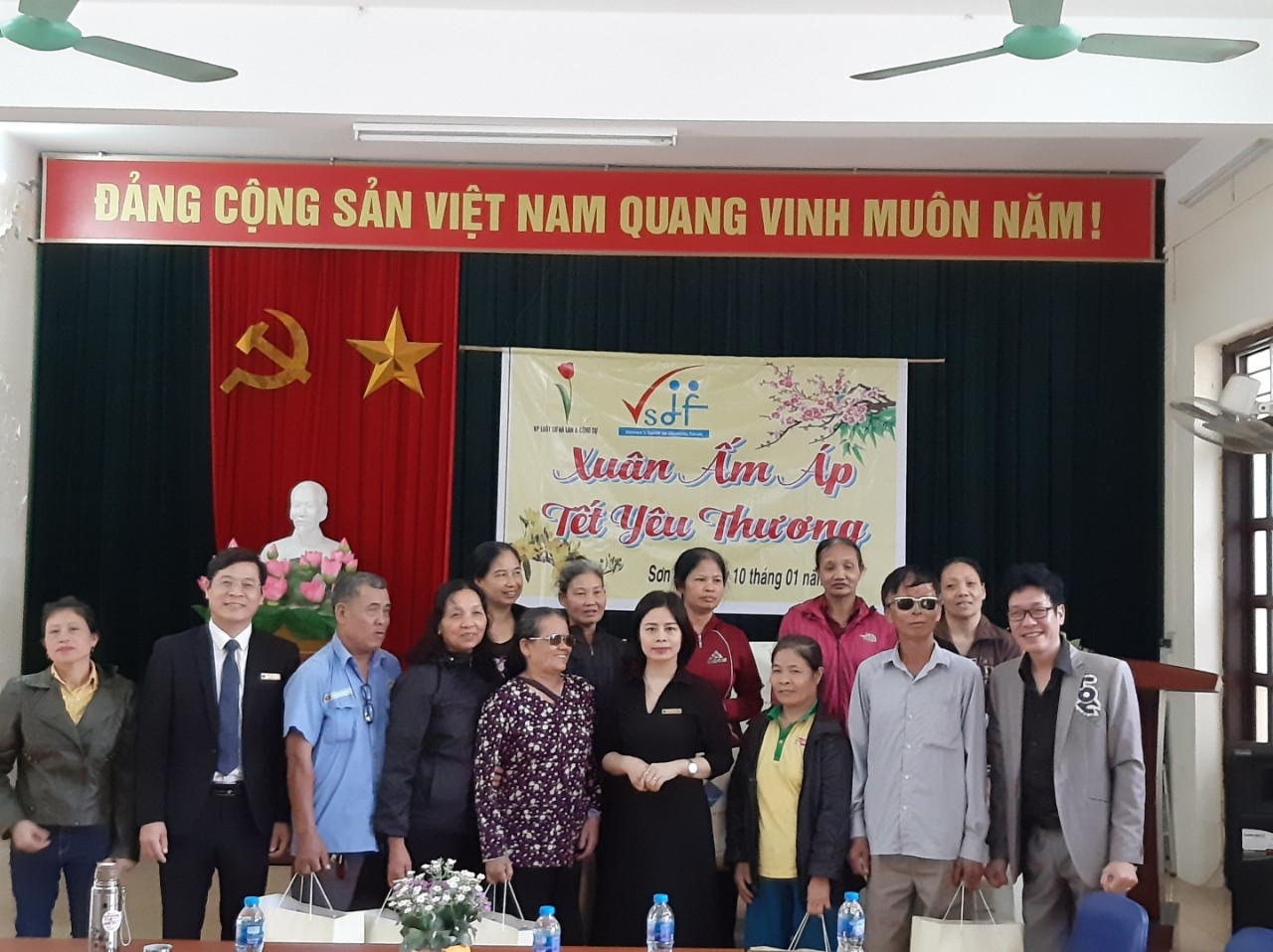 TẶNG QUÀ TỪ THIỆN CHO HỘI NGƯỜI KHUYẾT TẬT THỊ XÃ SƠN TÂY, TP HÀ NỘI