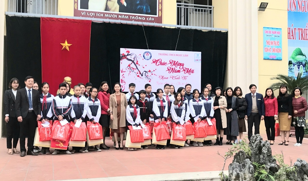 TRAO QUÀ TỪ THIỆN CHO HỌC SINH NGHÈO TRƯỜNG THCS NGỌC LÂM, QUẬN LONG BIÊN, TP HÀ NỘI