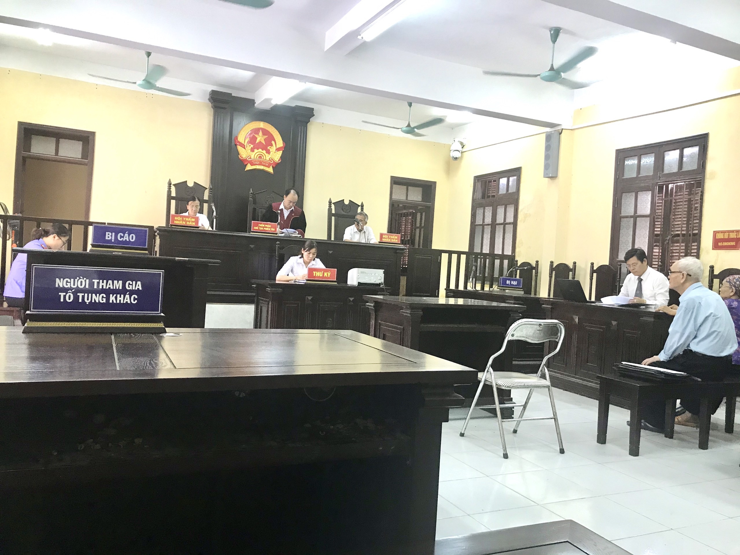 Gọi là nguyên đơn hay người khởi kiện?