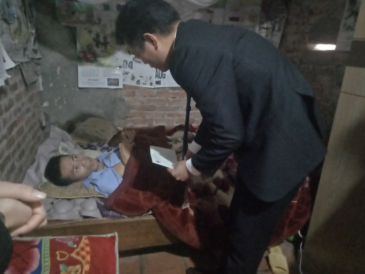 TRAO QUÀ TỪ THIỆN CHO NGƯỜI KHUYẾT TẬT QUỐC OAI, TP HÀ NỘI