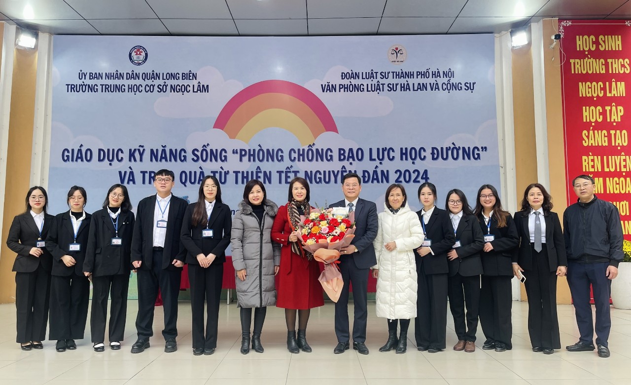 Văn phòng Luật sư Hà Lan và Cộng sự tuyên truyền pháp luật và trao quà từ thiện Tết Nguyên đán 2024 tại Trường THCS Ngọc Lâm, Long Biên ngày 29/01/2024